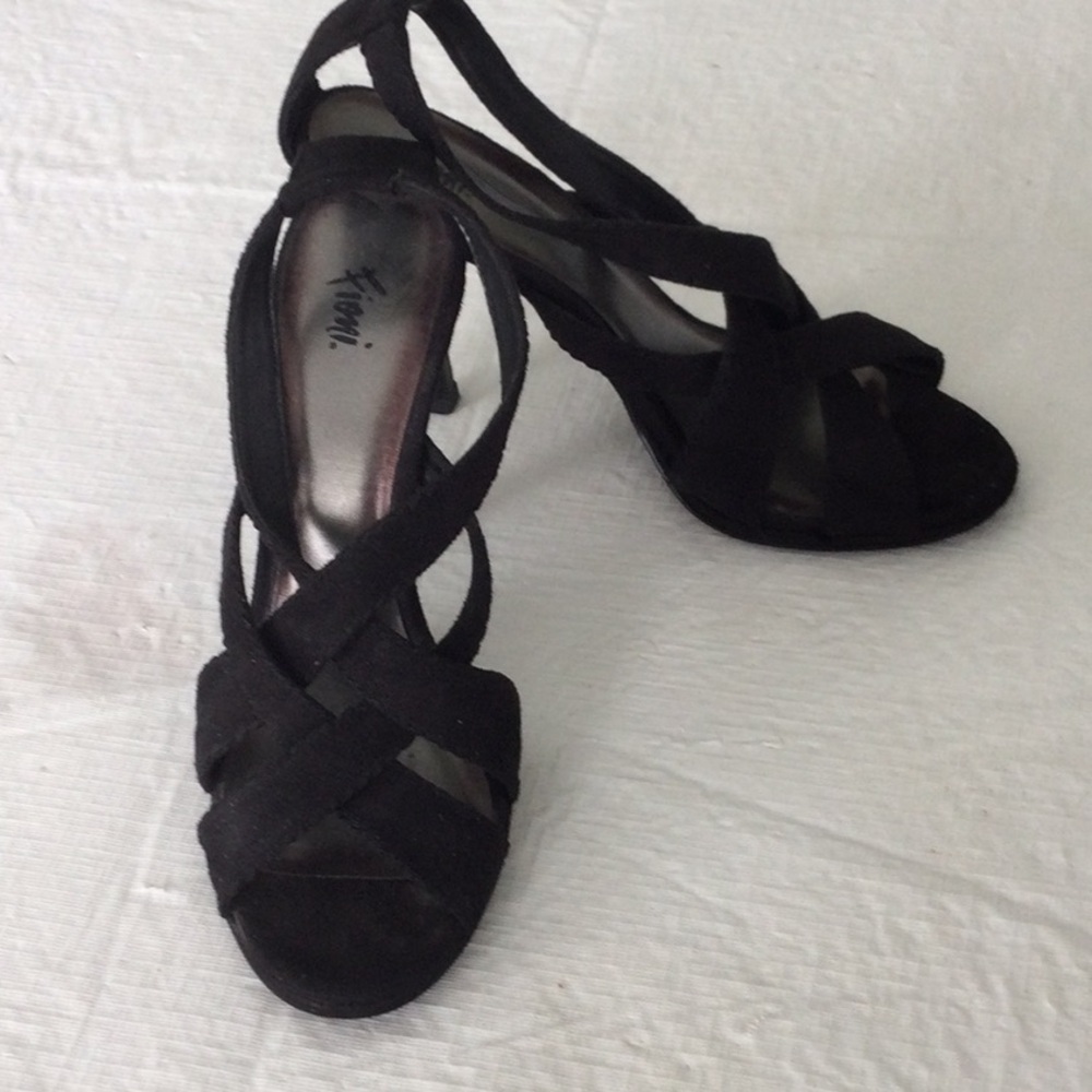 Womens Shoes by Fioni size 7 1/2 with 4” heels color black.